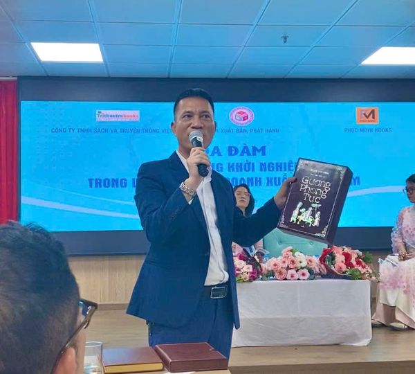 Đỗ Kim Cơ giới thiệu sách Gương phong tục tại tọa đàm ở Đại học Văn hóa Hà Nội