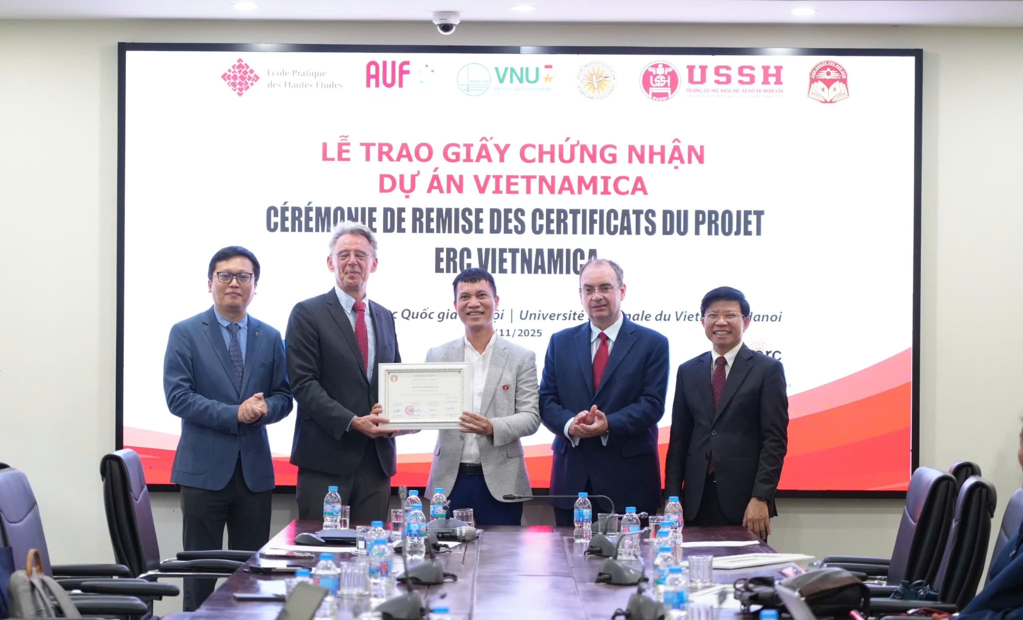 Lễ trao giấy chứng nhận dự án Vietnamica tại Đại học Quốc gia Hà Nội